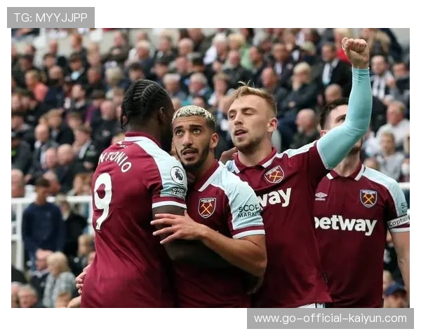 曼联三中卫首次合体，老特拉福德防线承压明显